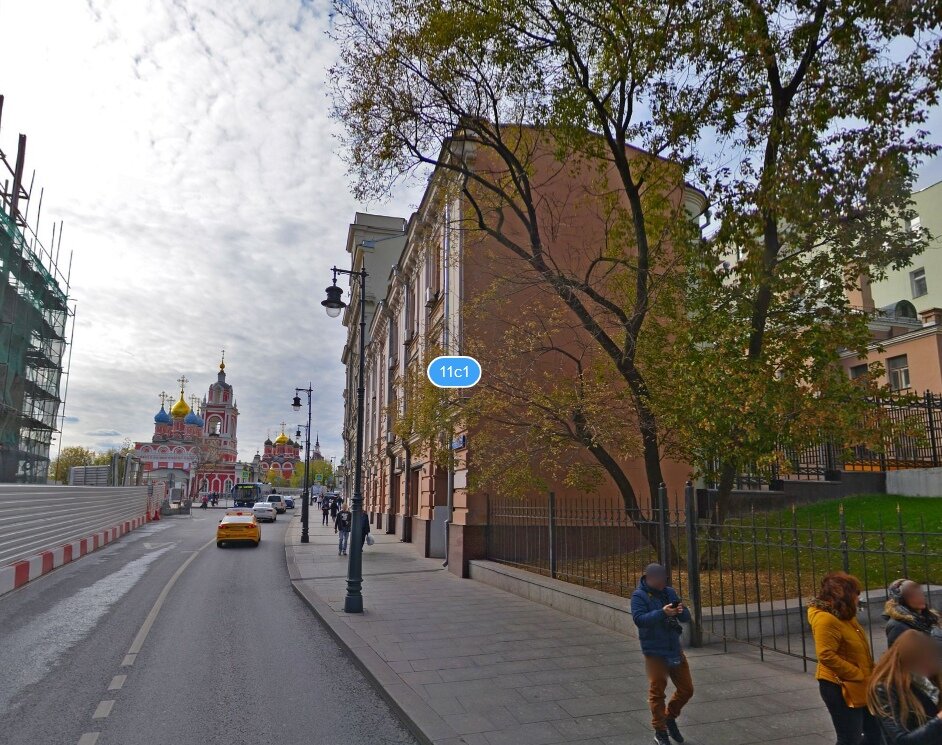 2019, яндекс. Если я правильно понял, на месте того дома с вывеской — дерево