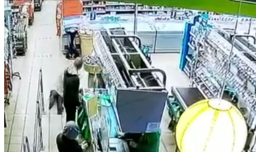 Вот и эпидемия...Держи дистанцию!Парень в магазине "Элви"толкнул глухонемую старушку.