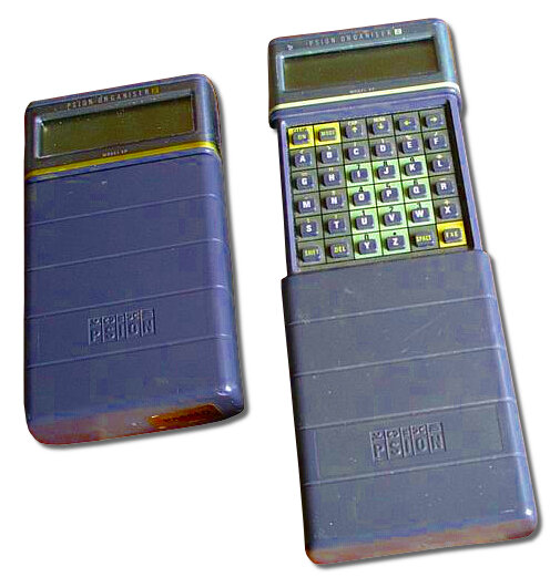 Psion Organiser II (открытый и закрытый) моделей XP & LZ  (начало выпуска 1986 год), фото: Snowmanradio, CC BY-SA 2.5, https://ru.wikipedia.org/w/index.php?curid=356051