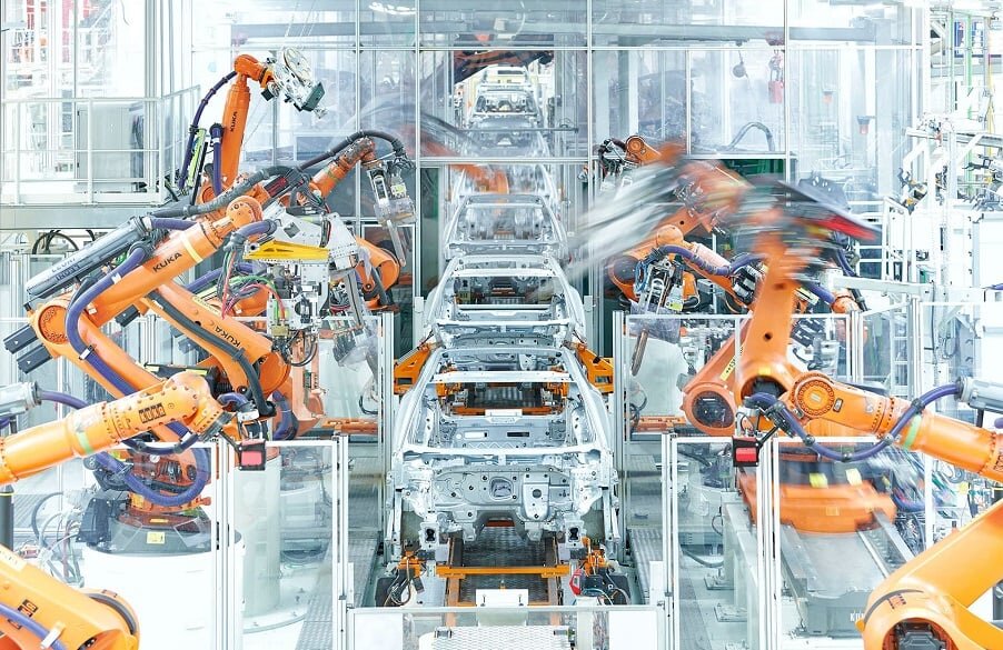 Volkswagen робот. Сборочный конвейер Ауди. Завод Ауди в Германии. Автоконвейер роботы. Ауди собирают на заводе.