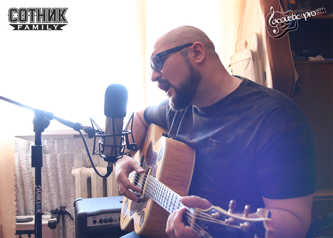 Дмитрий Сотник в домашней студии