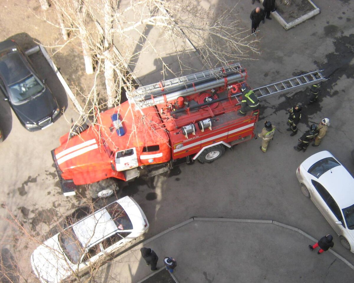 Много шуму было в этот день в нашем подъезде! И дыма...