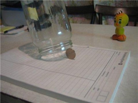 Мышь, пришедшая на запах приманки, дергает за нее и выбивает пуговицу из-под банки. Банка перекрывает путь к отступлению, и зверек оказывается в ловушке.

