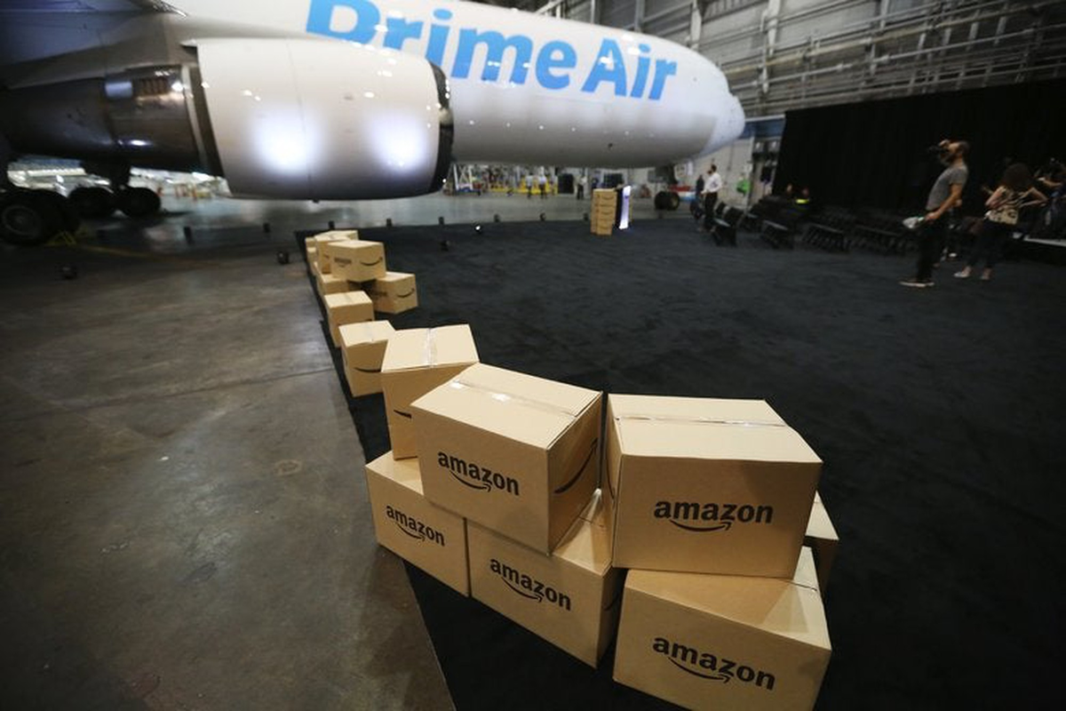 Посылку амазона. Amazon Air. Амазон самолет. Амазон доставка. Prime Air Cargo.