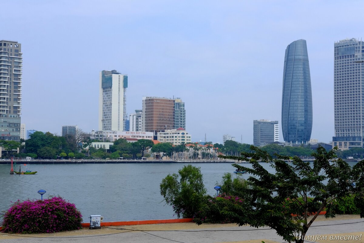 Перед мостом, нам как раз к огурцу (называем его, как лондонский).
Смотрим на мост дракона: