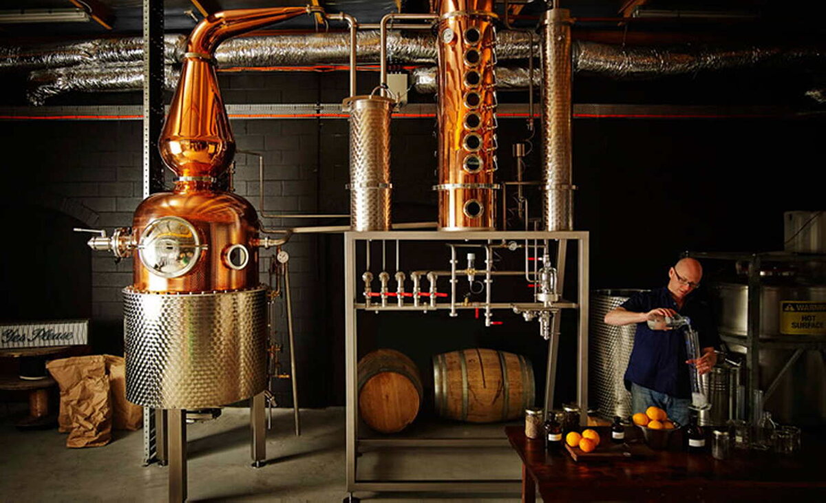 Промышленное производство джина. Фото с  https://yandex.ru/