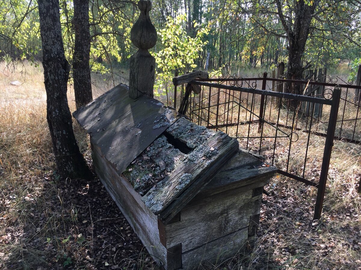 Как выглядят кладбища в Чернобыльской зоне отчуждения: в Припяти и в заброшенных деревнях