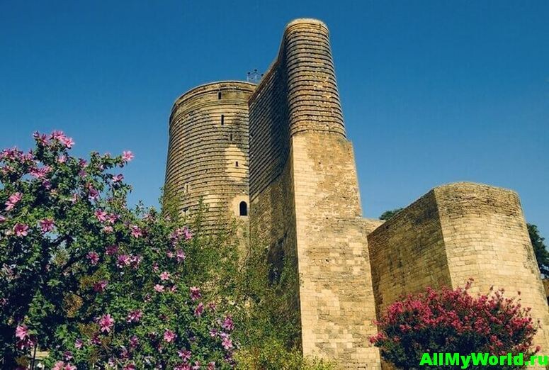 Для жителей бывшего СССР Ичери-Шехер ценен тем, что именно здесь снимали заграничные сцены знаменитой кинокомедии Леонида Гайдая «Бриллиантовая рука». А к месту, где герои Андрея Миронова и Анатолия Папанова падали со словами «черт побери!» ведут многочисленные указатели.                                                                                                                 2. ПЛАМЕННЫЕ БАШНИ.                                                                                                                                                     Одна из самых известных достопримечательностей современного Азербайджана. Три башни, построенные в форме языков пламени, снабжены десятью тысячами жидкокристаллических панелей – после захода солнца небоскребы превращаются в гигантские световые панно, которые видно почти из любой точки центрального Баку. Форма Пламенных башен имеет явные отсылки как к древнему названию Азербайджана («Страна огней»), так и к государственному гербу, где эти огни изображены.