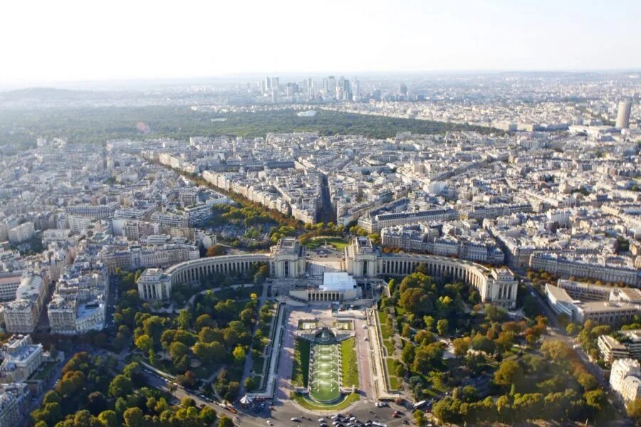 Город романтиков полон роскоши, элегантности и загадок 2000-летней истории. По отзывам туристов, захватывающий вид открывается с площадки башни Монпарнас. С нее хорошо видна река Сена, очаровательная архитектура домов, и, конечно же, Эйфелева башня. Прибыв в столицу Франции обязательны к посещению Люксембургский сад, Триумфальная арка, Елисейские поля.