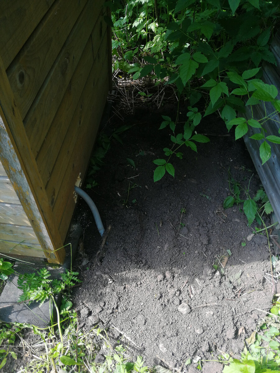 Вывод жидкости. Выводится медленно и не много. Можно даже поставить баклажку.