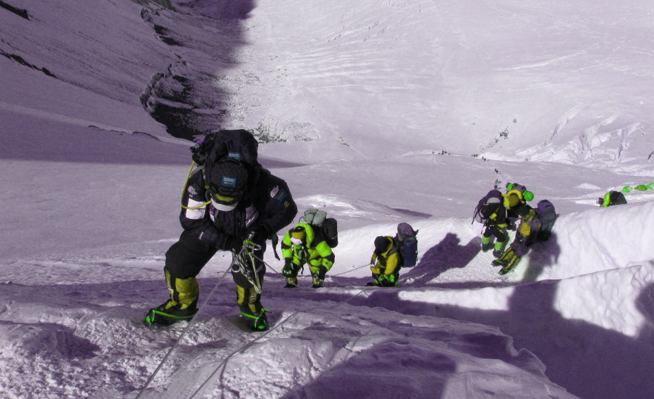 Альпинисты покоряют Эверест