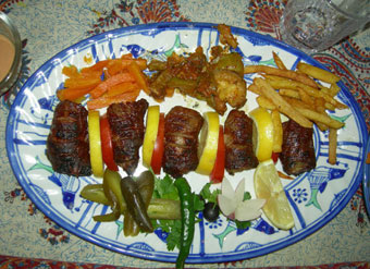 Иранский шашлык из баранины в кафе на улице