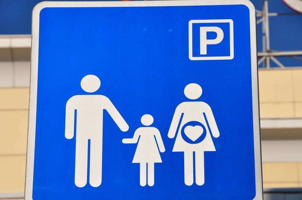 Фото: Парковочные места для будущих мам и семей с маленькими детьми на севере Москвы / Агентство «Москва» 