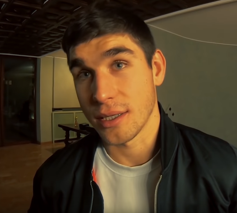 Руслан Малиновский скромный парень