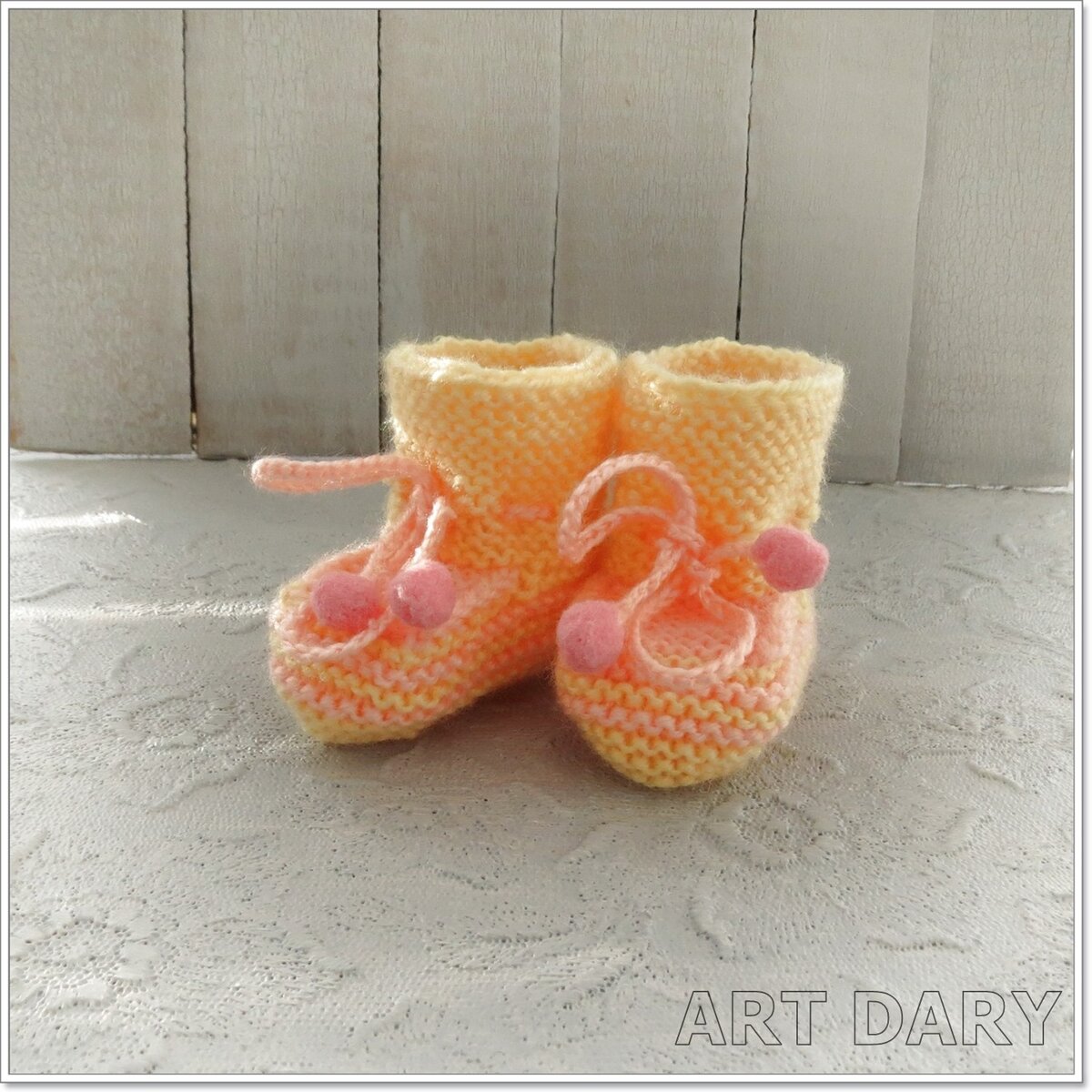 Пинетки для новорожденных на двух спицах. Размер ножки 9  см  Пряжа акрил — два цвета Спицы № 2 Рисунок - Платочная вязка 