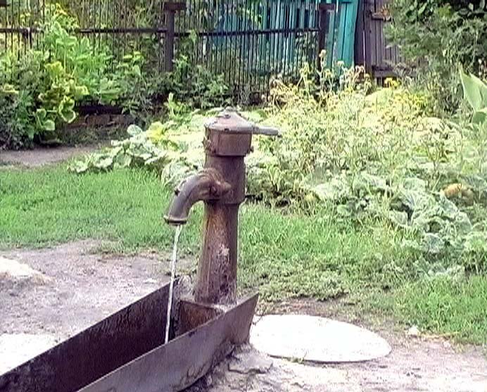 Фото из открытого источника. Колонка во дворе