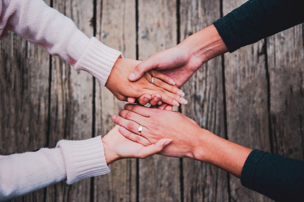 Прийти вместе. Заключение брака онлайн. Heart Whisper holding hands. Hold their hand. Peoples hold their hands.