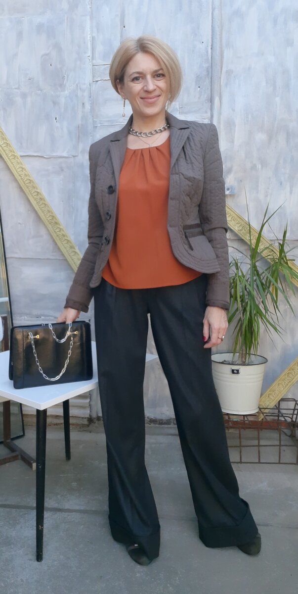 Жакет, блузка и брюки.