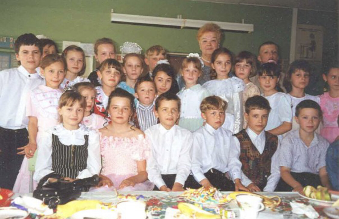 Фотка из 3 класса. Отгадаете, где здесь я? Листайте вправо, там ответ —>