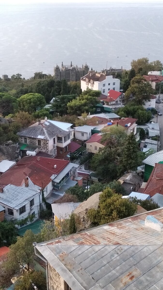Вид на Алупку и Воронцовский парк