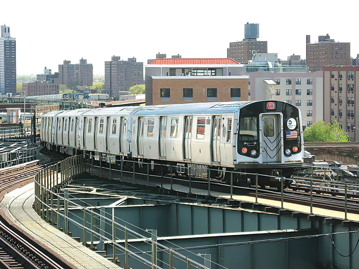 Метрополитены сша. Надземное метро Нью-Йорка. Вагоны метро Нью-Йорка. Поезд метро Нью-Йорка. Вагон Нью-йоркского метро.