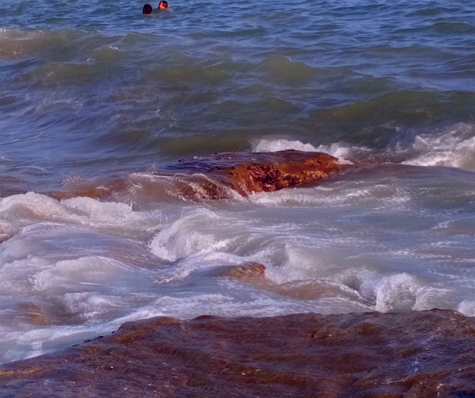 На городском пляже на входе в море встречаются участки плиты, есть и песок. Сам пляж песчаный.