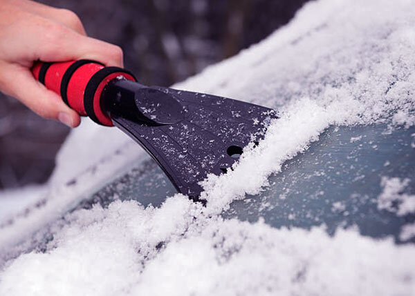 Чтобы избавиться от льда на окнах автомобилей, большинство водителей используют скребок для льда. Иногда другого выхода просто нет, когда поверхность стекла покрыта толстым слоем льда.