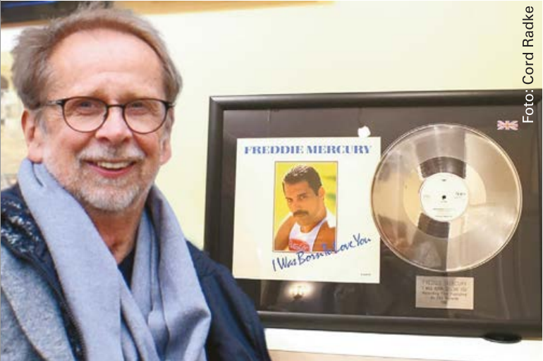 Подпись к фотографии: Песня «I was born to love you» стала платиновой, пластинка висит у Кресса в подвале.