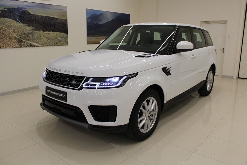 LAND ROVER RANGE ROVER (ЛЕНД РОВЕР РЕНДЖ РОВЕР) В честь семидесятилетия марки Land Rover, на международном весеннем женевском автосалоне, в марте 2018 года дебютировал эксклюзивный Range Rover SV Coupe. Автомобиль базируется на платформе четвертого поколения и является своеобразной отсылкой к самой первой модели, которая также имела три двери. Новинка получила техническое оснащение как у пятидверного собрата, обзавелась более роскошным интерьером и слегка подретушированным дизайном. Хочется отметить небольшие прямоугольные фары головного освещения с изысканными секциями светодиодных дневных ходовых огней и несколькими угловатыми блоками противотуманных фар. Решетка радиатора также обладает довольно незамысловатой формой. Она щеголяет маленьким шильдиком и состоит из множества серебристых шестиугольных сот. Под ней, на переднем бампере, расположился узкий вытянутый воздухозаборник, отделанный элегантной черной вставкой. В общем и целом, модель получила монументальный и роскошный дизайн в лучших традициях британского производителя.

РАЗМЕРЫ

Рэнж Ровер SV позиционируется производителем как полноразмерное купе, хотя, по факту, является трехдверным внедорожником премиум класса. Его габаритные размеры составляют: длина 5013 мм, ширина 2073 мм, высота 1794 мм, а колесная база- 2922 мм. Клиренс довольно впечатляющий- целых 263 миллиметра. Благодаря такому дорожному просвету и фирменной системе полного привода, автомобиль с легкостью преодолеет небольшой брод, заедет на высокий бордюр и сохранит великолепную плавность хода даже на разбитой дороге с твердым покрытием.

Что касается салона, то передняя часть полностью повторяет пятидверное исполнение- высочайший уровень подгонки, благородные материалы и отличная эргономика. Основные различия кроются в задней части. Там, вместо цельного дивана, расположились два более комфортабельных раздельных капитанских кресла с полным спектром электрических регулировок, функцией массажа, подогревом и вентиляцией.

ТЕХНИЧЕСКИЕ ХАРАКТЕРИСТИКИ

Range Rover SV Coupe оборудуется одним единственным двигателем. Это настоящий пятилитровый V8 на 4999 кубических сантиметров. Благодаря солидному объему и продвинутому механическому нагнетателю, инженерам удалось выжать 565 лошадиных сил при 6000-6500 об/мин и 700 Нм крутящего момента в диапазоне от 2500 до 5500 оборотов коленчатого вала в минуту. Всю тягу переваривает восьмиступенчатая автоматическая коробка передач и раздаточная коробка с демультипликатором и блокировкой. В итоге, внедорожник весом в 2497 килограмм срывается с места до сотни за 5,3 секунды и максимально набирает 266 километров в час. С таким двигателем не стоит надеяться на экономичность. Расход топлива составит около 14,7 литра бензина на сто километров пути в комбинированном цикле движения.

ИТОГ

SV Coupe- довольно неординарная модель. У нее роскошный и запоминающийся дизайн, который как нельзя лучше подчеркнет индивидуальность и статус своего владельца в обществе. Такой автомобиль будет выигрышно выглядеть к в плотном городском траффике, так и на бездорожье. Салон- это царство роскоши, выверенной эргономики, практичности и непревзойденного комфорта. Даже поездка в час-пик или долгая дорога не смогут доставить владельцу и малейших неудобств. Производитель прекрасно понимает, что автомобили такого класса, в первую очередь, должны дарить удовольствие от вождения. Именно поэтому, под капотом внедорожника находится мощный и продвинутый силовой агрегат, являющийся сплавом современных технологий и многолетнего опыта инженеров в области двигателестроения. Range Rover SV Coupe- эксклюзивный и мощный внедорожник с высочайшим уровнем комфорта.