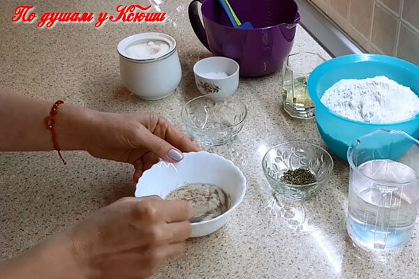 Дрожжи,сахар,мука и вода.