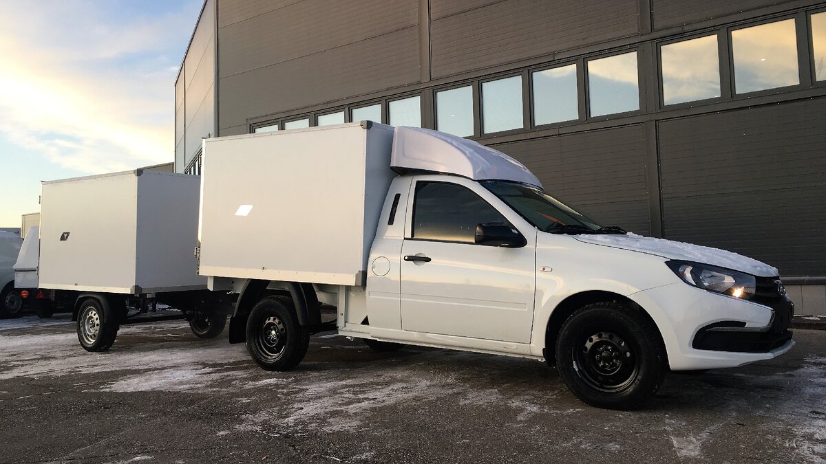 Сейчас прицеп стоит на маленьких колесиках, но необходима (для одинаковости с тягачем) установка штатных ГрантаВИС (23490) колес размером 185/70 15. 