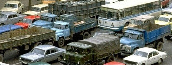 ГАЗ-66 в разгар своего производства. Уже лет 20 выпускается и еще лет 20 будет выпускаться.  ГАЗ-2410 свеженькие, им не больше двух лет. ГАЗель начнут выпускать только через несколько лет, поэтому грузы доставляют  большими грузовиками, которые могут взять более 4 тонн.