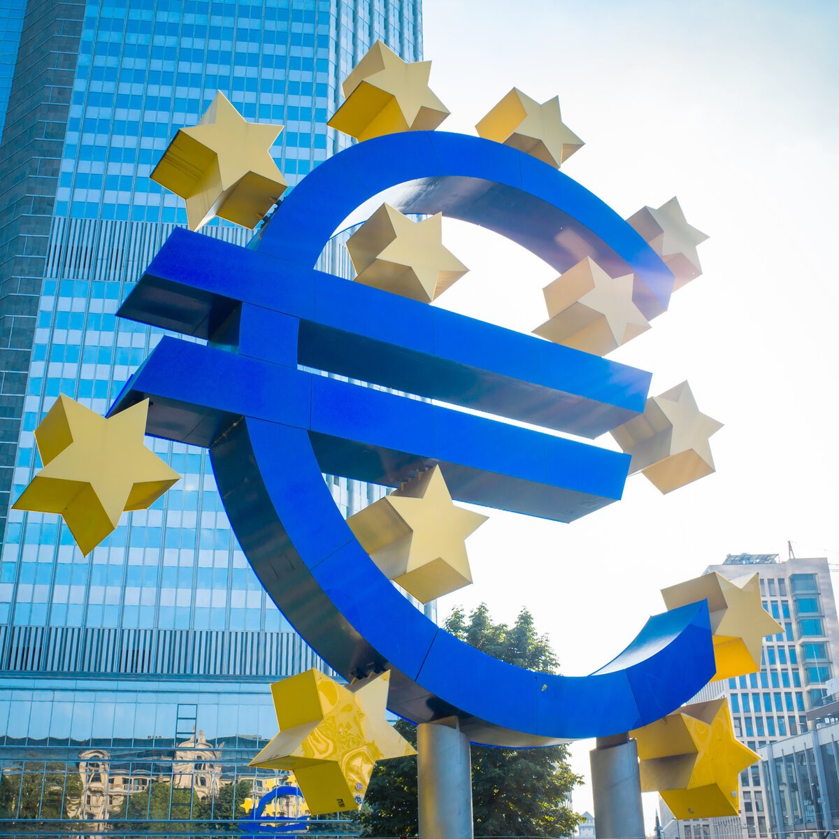 Евро давно перестал быть удивительной валютой, объединяющей целый ряд европейских стран. Сегодня это одна из стабильных и надёжных мировых валют.