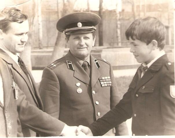 Из его интервью .Учился в Невьянске. И так же, как вот этому мальчугану , жали руку комсомольские работники и работники военкомата, когда вступал он в комсомол.Фото автора.