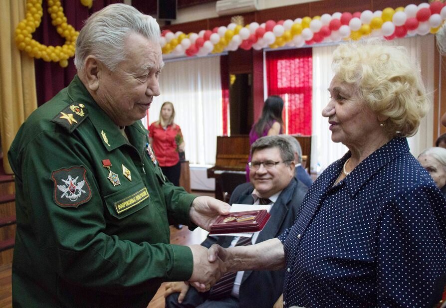 Очередное награждение памятной медалькой. Всем любо.