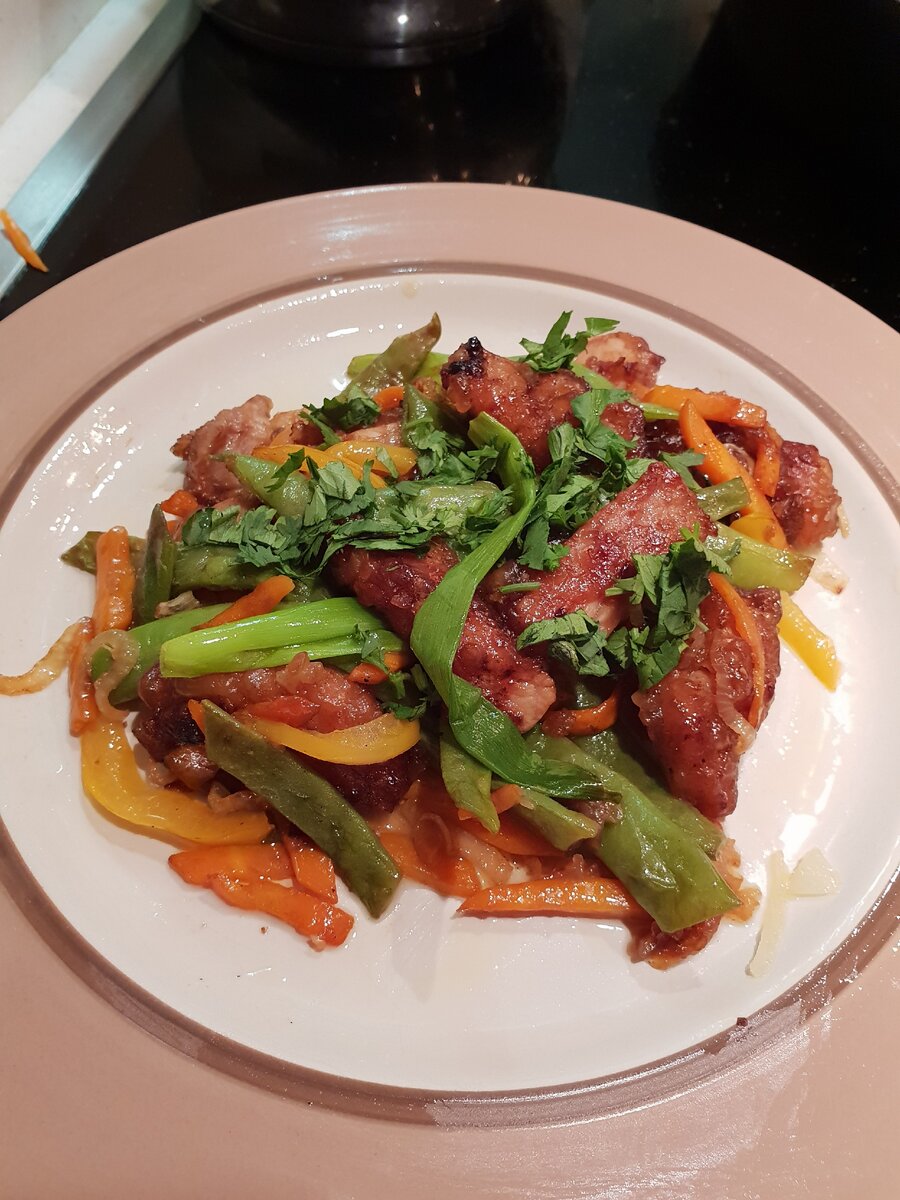 Яркое блюдо, осталось только кунжутом посыпать 