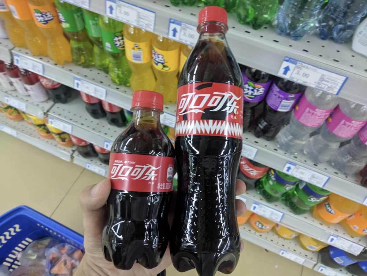 Две бутылочки кока-колы. Одна моя, вторая подруги. На фото также видны pepsi и fanta