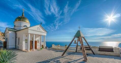 Свято-Георгиевский монастырь - старинный храм, расположенный в невероятно живописном месте. Он был построен более тысячи лет назад на участке суши, глубоко выдающейся в Черное море. С территории монастыря открываются шикарные виды на море и на зеленые склоны мыса Фиолент.