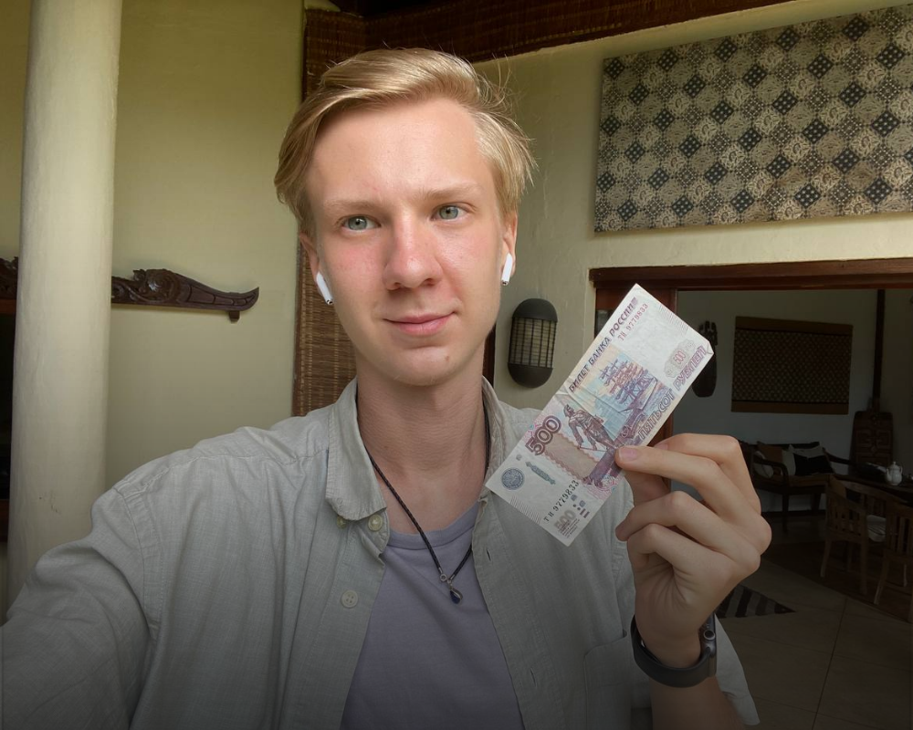 С 17 лет я хорошо зарабатывал. Хоть и не миллионы в месяц, но спокойно летать по миру, покупать дорогие вещи, технику, обучение - всё это я могу без проблем. 