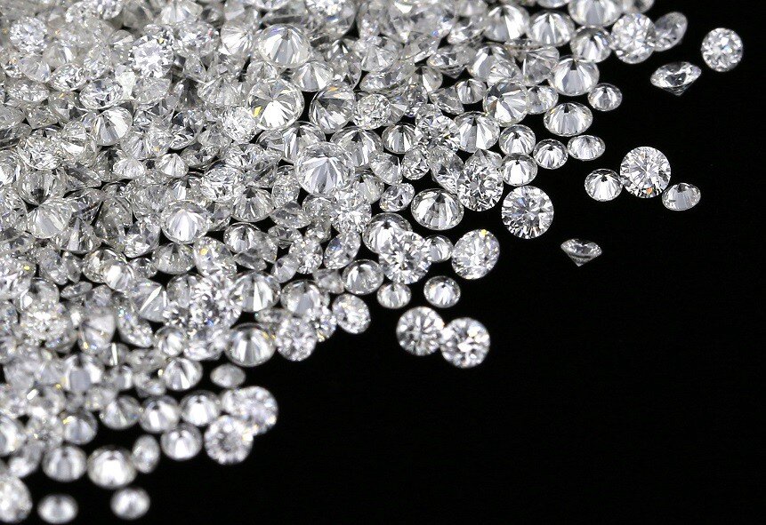 россыпь ограненных бриллиантов