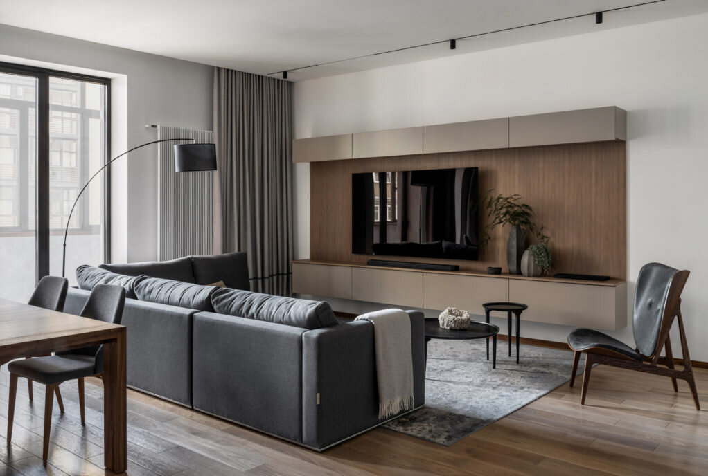  Гостиная. Диван, Dantone Home; кресло и вазы, GK Concept; столики, Moon-stores; система хранения изготовлена на заказ по эскизам дизайнеров.