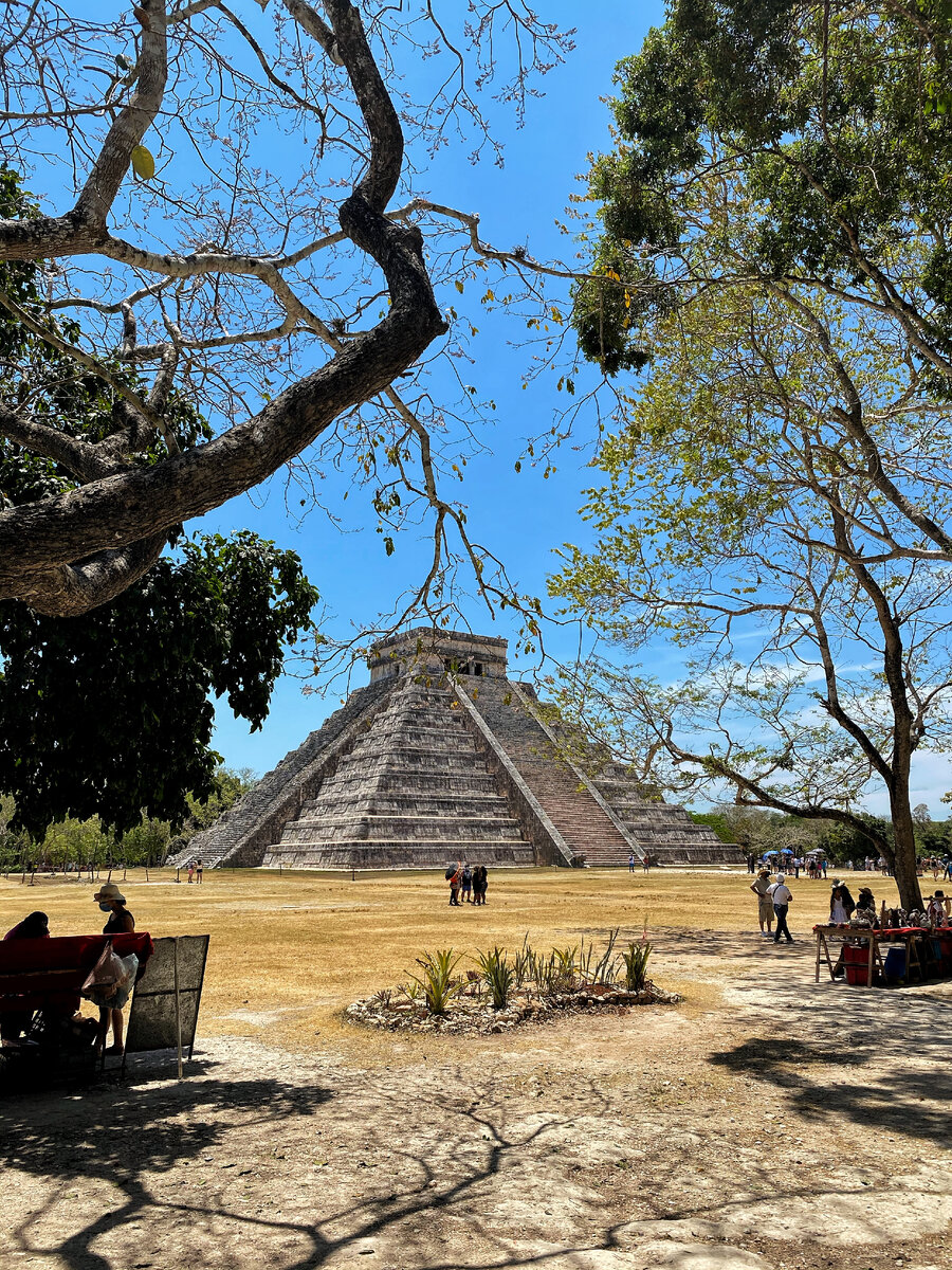 Одно из семи чудес света — пирамида Кукулькана в городе Чичен-Ица.