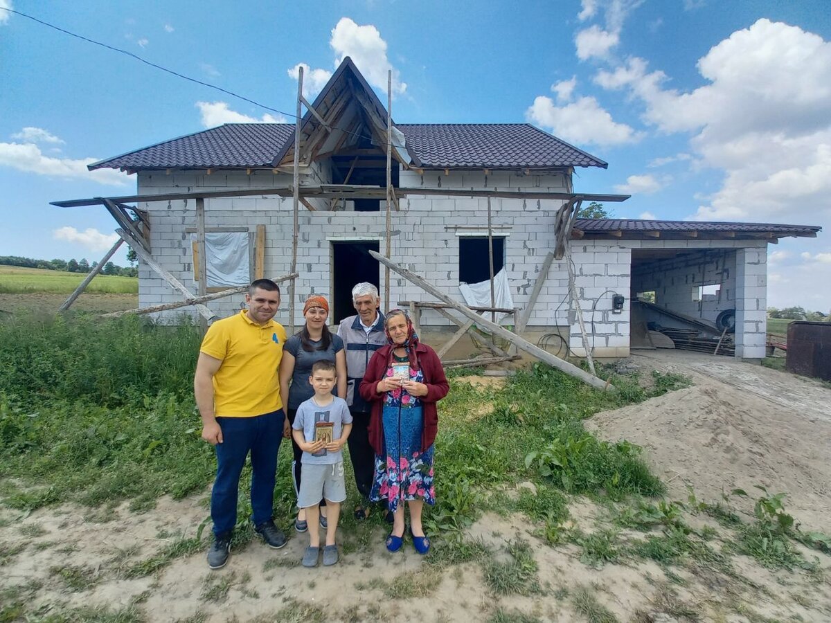 Дом уже побольше, с пристроенным гаражом, но уже из сибита...