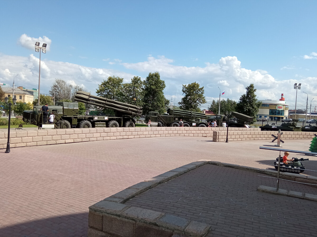 Выставка экспонатов на территории музея
