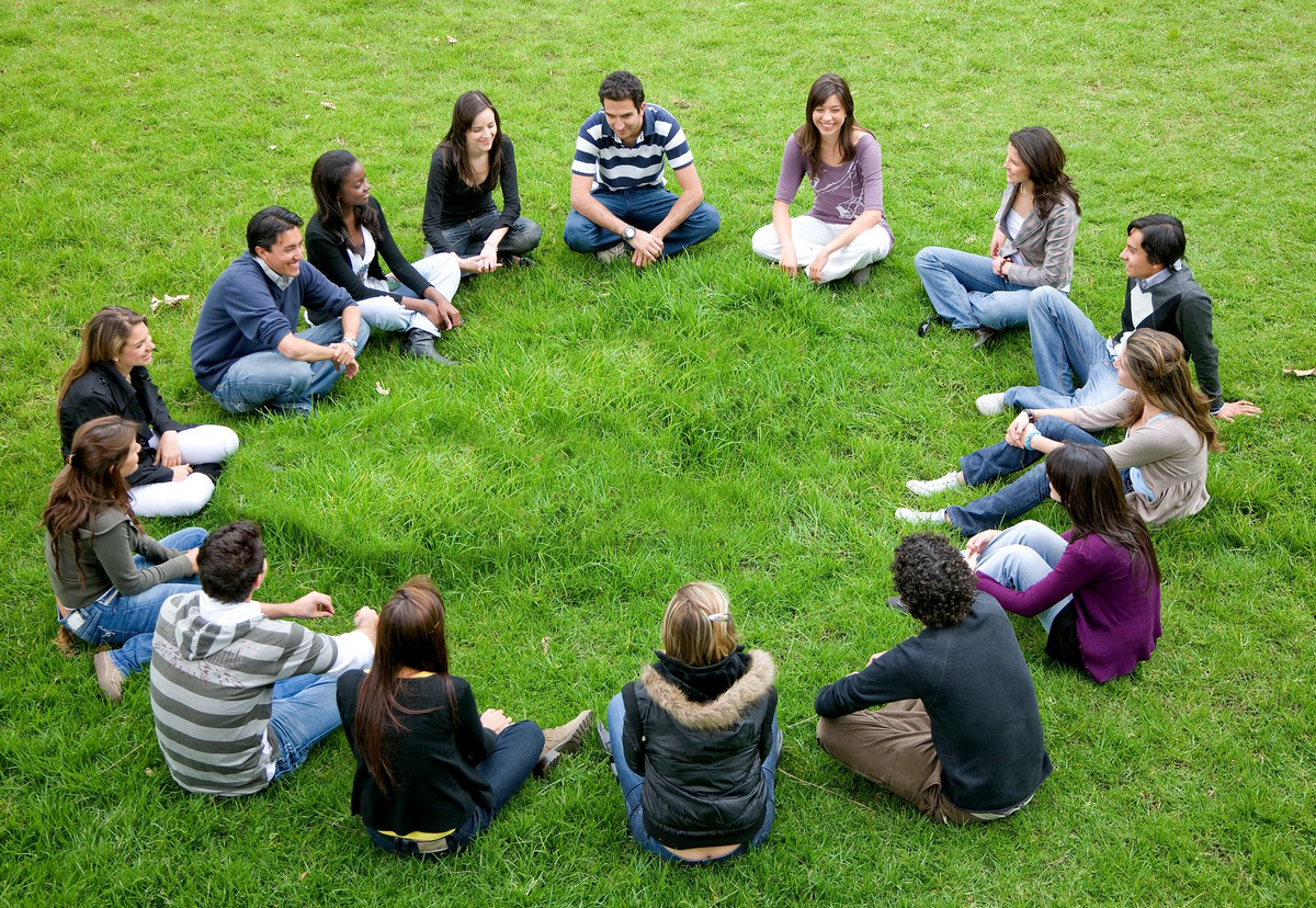 Общественная жизнь студента. Люди сидят в кругу. Психологический тренинг. Подростки сидят в кругу. Человек сидит на траве.