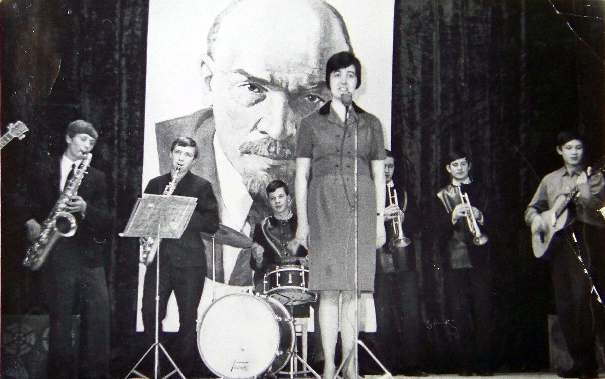 Преподаватель музыкальной школы, Фото из личного архива автора. Прошу прощения за качество снимка. Фотографии 52 года.