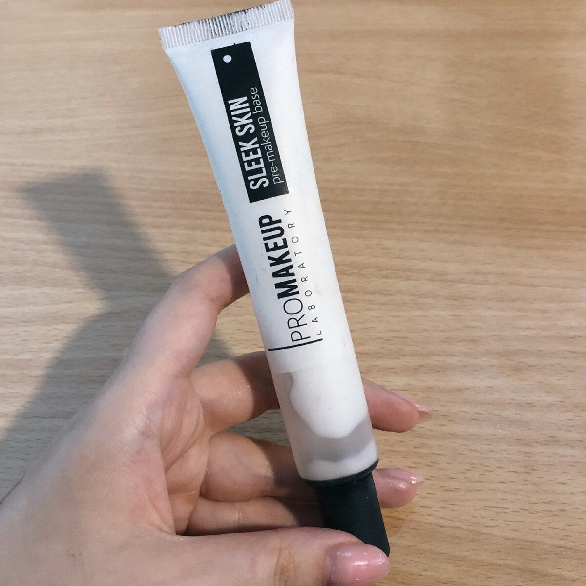 В целом, если вы не пользуетесь косметикой, но хотите, чтобы была какая-то защита на коже и она выглядела здоровой, то советую наносить эту базу.