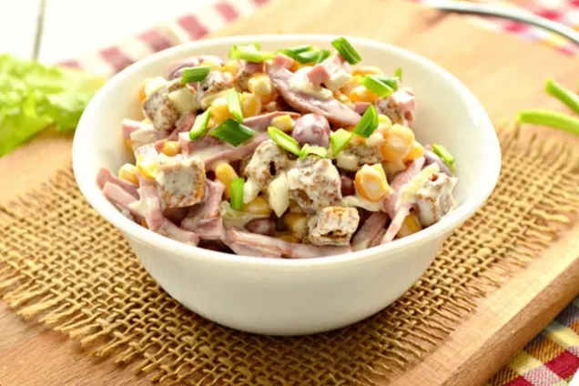 Салат с капустой и колбасой 