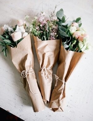 Тренд “крафт” в упаковке цветов и флористике