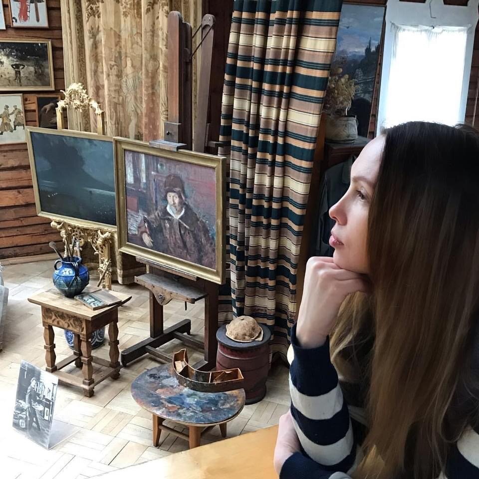 В тех самых Пенатах, излюбленном доме великого художника Ильи Репина, на территории бывшей Куоккалы, теперь посёлок Репино